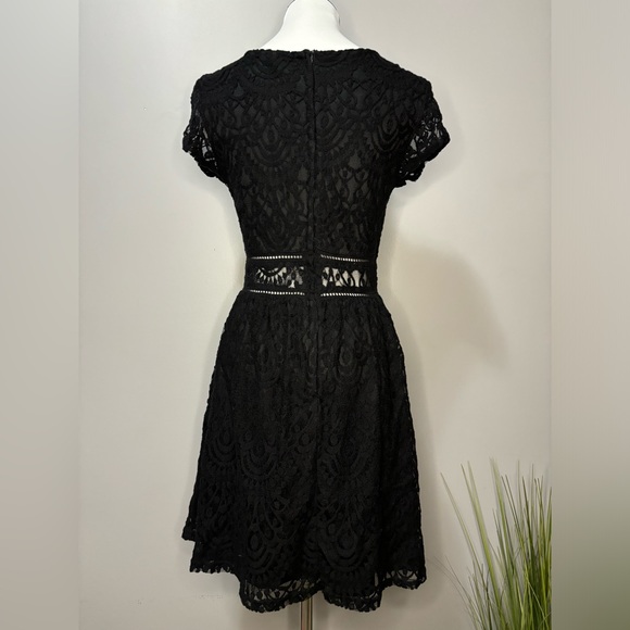 H&M Divided Lace Dress, flares at the waist - Picture 3 of 4